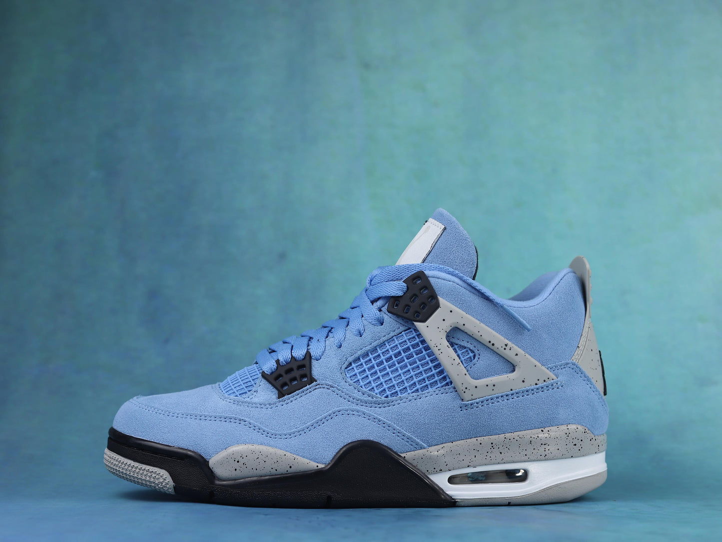 Jordan 4 "University Blue"